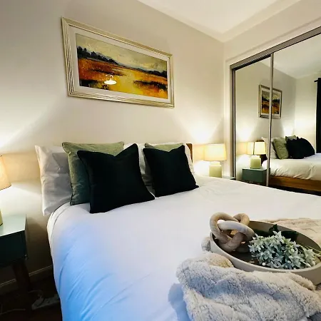 Modern 2 Bedroom Ground Floor Near Centre
