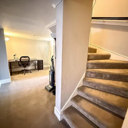 דירה Spacious Three Storey West End - 3 Bedroom