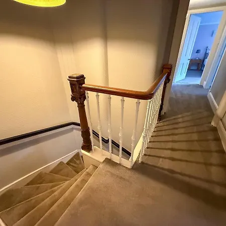 Spacious Three Storey West End - 3 Bedroom דירה גלאזגו