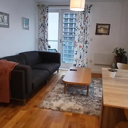 Executive Riverside With Workspace & Fast Wifi
