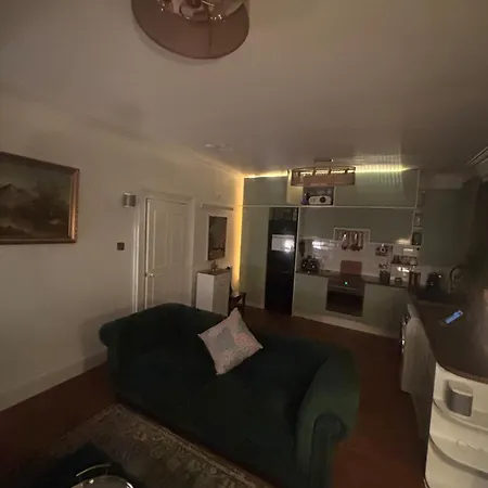 Stylish 2 Bedroom West End Flat 公寓