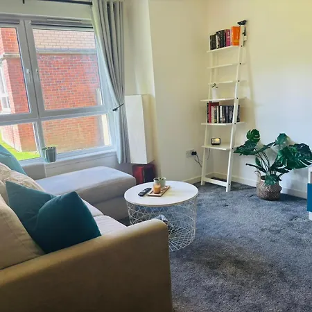Modern Ground Floor 2 Bed Secure Parking & Perfect For City- Celticemirates Stadium Apartment *