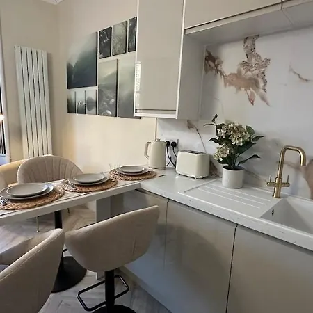 Romantic Brand New Flat, Centre