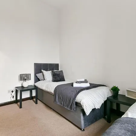 Free Parking - Sleeps 6 - 2 Bedrooms - Great Transport Links * Glasgow