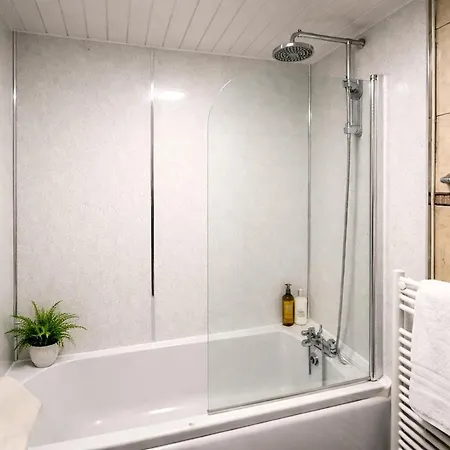 Contractors And Guests Grand 3 Bedroom Free Parking Fully Equipped דירה *