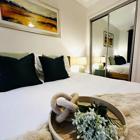 Modern 2 Bedroom Ground Floor Near Centre Apartment