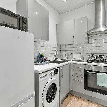 Free Parking - Sleeps 6 - 2 Bedrooms - Great Transport Links *