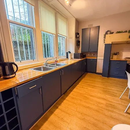 Apartament Spacious Three Storey West End - 3 Bedroom *