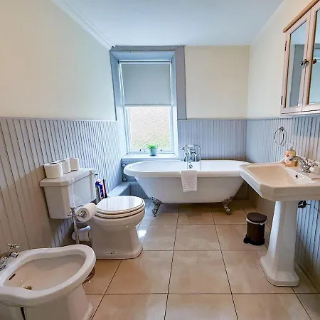 Spacious Three Storey West End - 3 Bedroom Apartament Glasgow