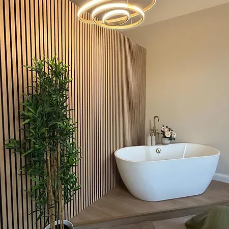 Romantic Brand New Flat, Centre