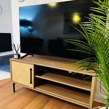 Apartment Modern 2 Bedroom Ground Floor Near Centre