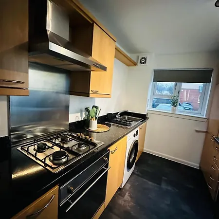 Modern 2 Bedroom Ground Floor Near Centre *