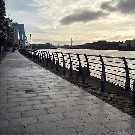 Executive Riverside With Workspace & Fast Wifi *