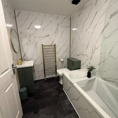 Modern 2 Bedroom Ground Floor Near Centre *