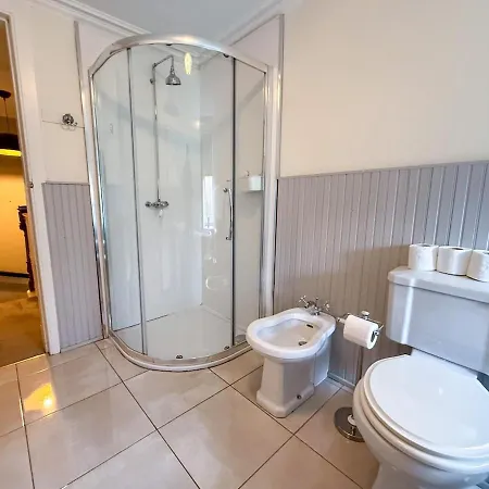 Spacious Three Storey West End - 3 Bedroom Apartament