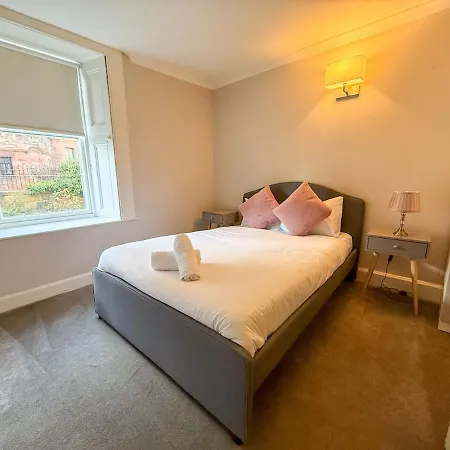 Spacious Three Storey West End - 3 Bedroom Apartment Glasgow