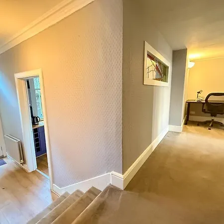 Spacious Three Storey West End - 3 Bedroom *