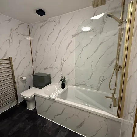 Apartment Modern 2 Bedroom Ground Floor Near Centre