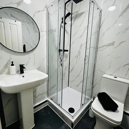 Modern 2 Bedroom Ground Floor Near Centre Apartment