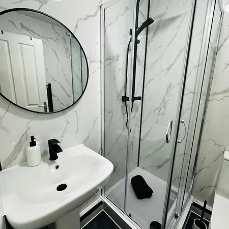 Modern 2 Bedroom Ground Floor Near Centre