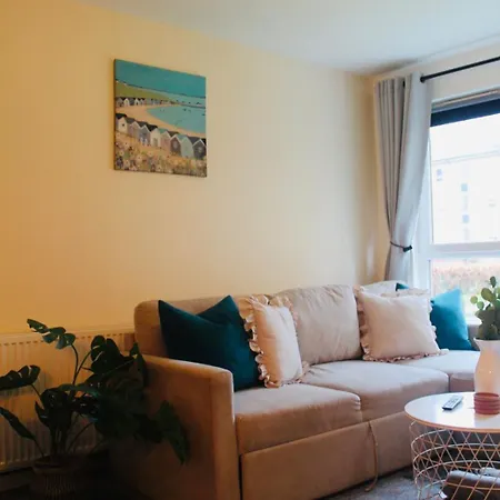 Modern Ground Floor 2 Bed Secure Parking & Perfect For City- Celticemirates Stadium Apartment