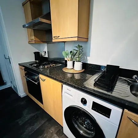 Modern 2 Bedroom Ground Floor Near Centre Apartment Glasgow