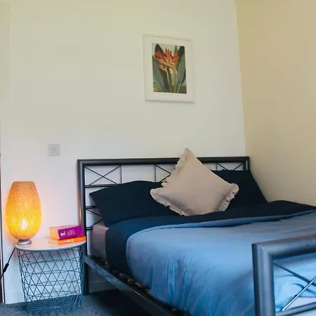 Modern Ground Floor 2 Bed Secure Parking & Perfect For City- Celticemirates Stadium شقة