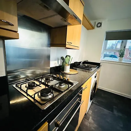 Modern 2 Bedroom Ground Floor Near Centre Apartment Glasgow