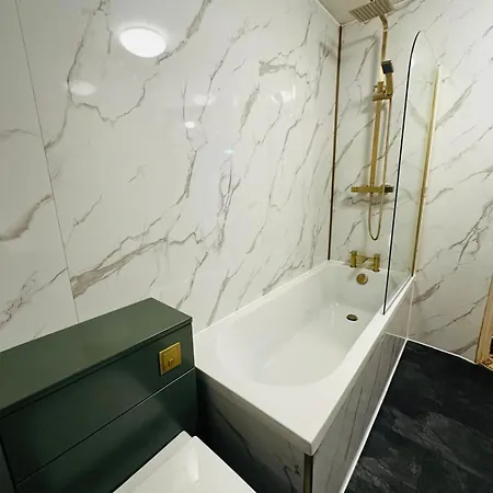 Modern 2 Bedroom Ground Floor Near Centre *