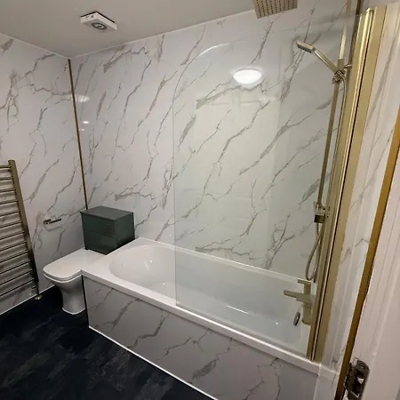 Modern 2 Bedroom Ground Floor Near Centre Apartment