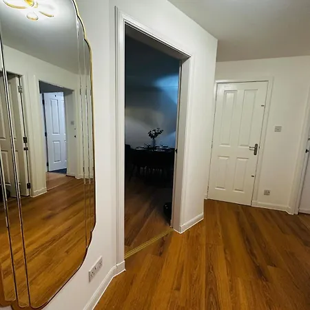 Modern 2 Bedroom Ground Floor Near Centre Apartment *