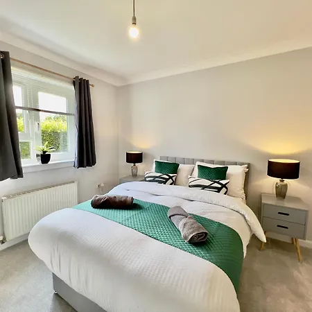 Stylish With Free Parking Near Town דירה *