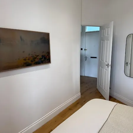Floor West End Flat - 3-min Walk To Subway - Park Views Lejlighed *