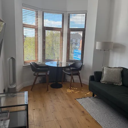 Floor West End Flat - 3-min Walk To Subway - Park Views