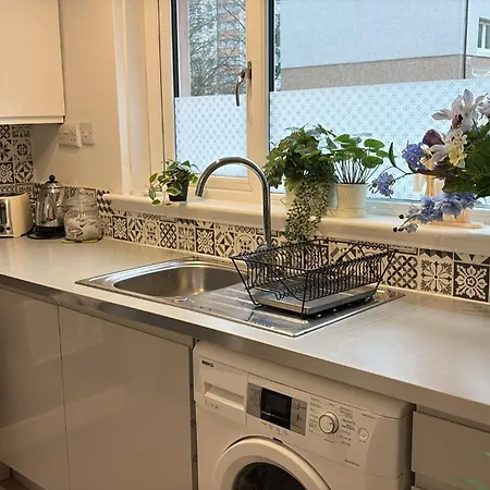 Comfy 1 Bedroom Flat With Free Parking *