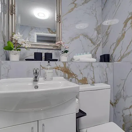 Luxurious Royal 2br Apartment, Centre *