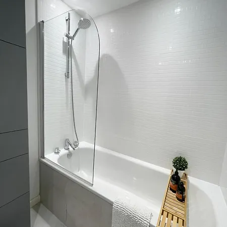 Private And Bathroom In Shared Flat With Parking * Glasgow