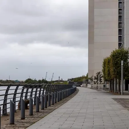 Meadowside Quay 2br Luxurious Glasgow