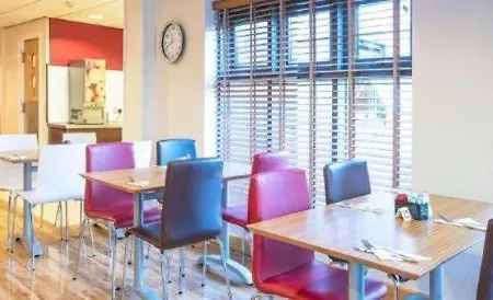 Travelodge Airport Hotel 3*