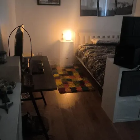 Single Bedroom In Quiet Neighbourhood Glasgow