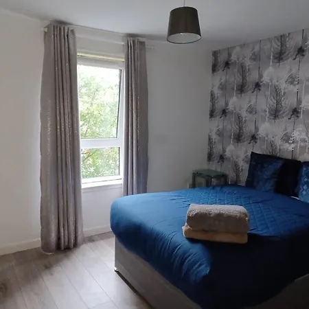 City, Celtic Park & Emirates Stadium Apartment, For Families Or Age Over 23 *