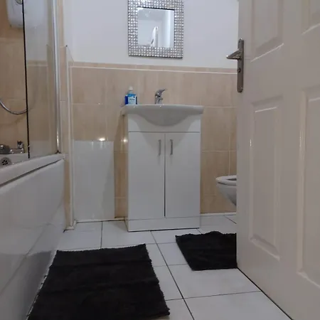 City, Celtic Park & Emirates Stadium Apartment, For Families Or Age Over 23 Апартаменты Глазго
