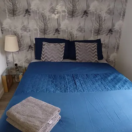 City, Celtic Park & Emirates Stadium Apartment, For Families Or Age Over 23 Апартаменты