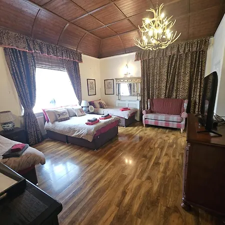 Otel The West Highland Way And And Pitches 5*