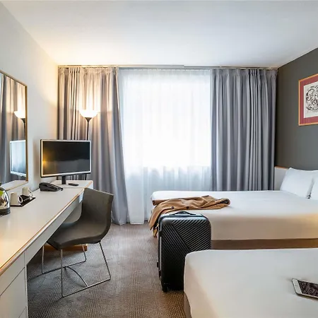Отель Novotel Centre 4*