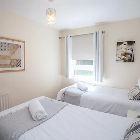 Homely Flat Close To Centre With Free Parking *