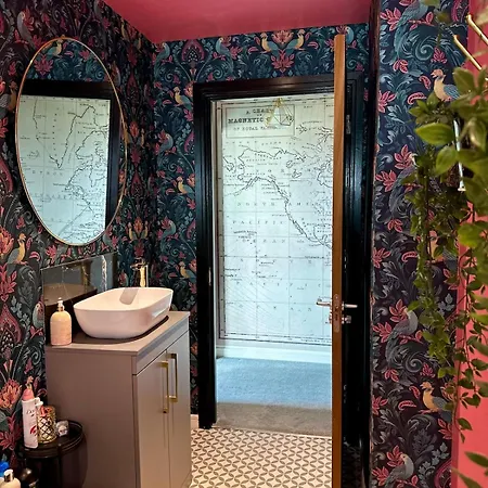 Private Bedroom & Bathroom With Amazing View In Quirky Townhouse * Glasgow