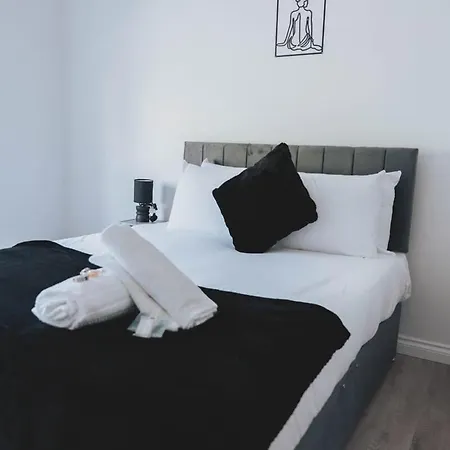 Stylish 3br Near Hampden No 29 With Free Parking *