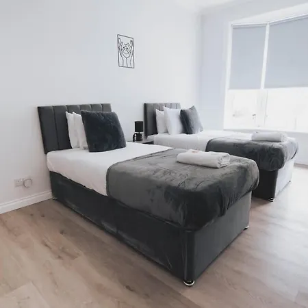 Stylish 3br Near Hampden No 29 With Free Parking *