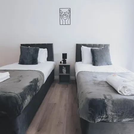Stylish 3br Near Hampden No 29 With Free Parking 펜션 *
